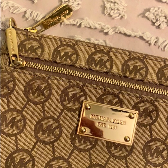 Michael Kors logo wristlet - Picture 3 of 8